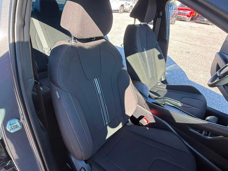 Hyundai Elantra Vehicle Full-screen Gallery Image 21