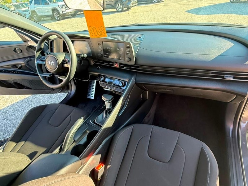 Hyundai Elantra Vehicle Full-screen Gallery Image 22