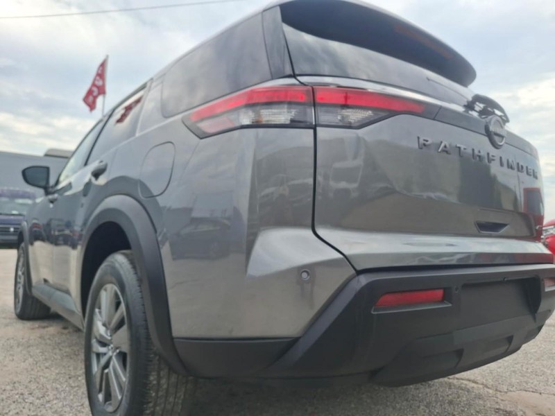 Nissan Pathfinder Vehicle Full-screen Gallery Image 7