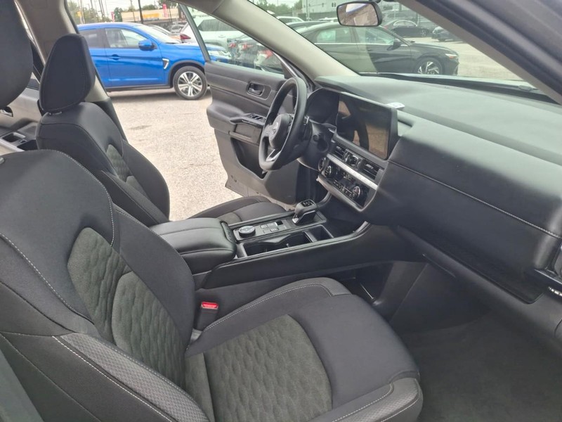 Nissan Pathfinder Vehicle Full-screen Gallery Image 8