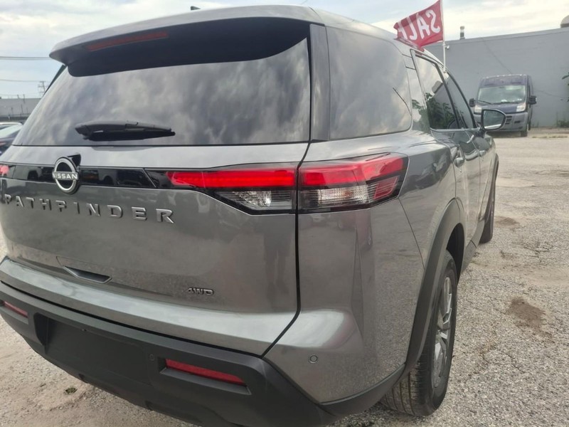 Nissan Pathfinder Vehicle Full-screen Gallery Image 9