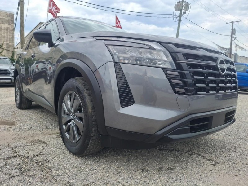 Nissan Pathfinder Vehicle Full-screen Gallery Image 10