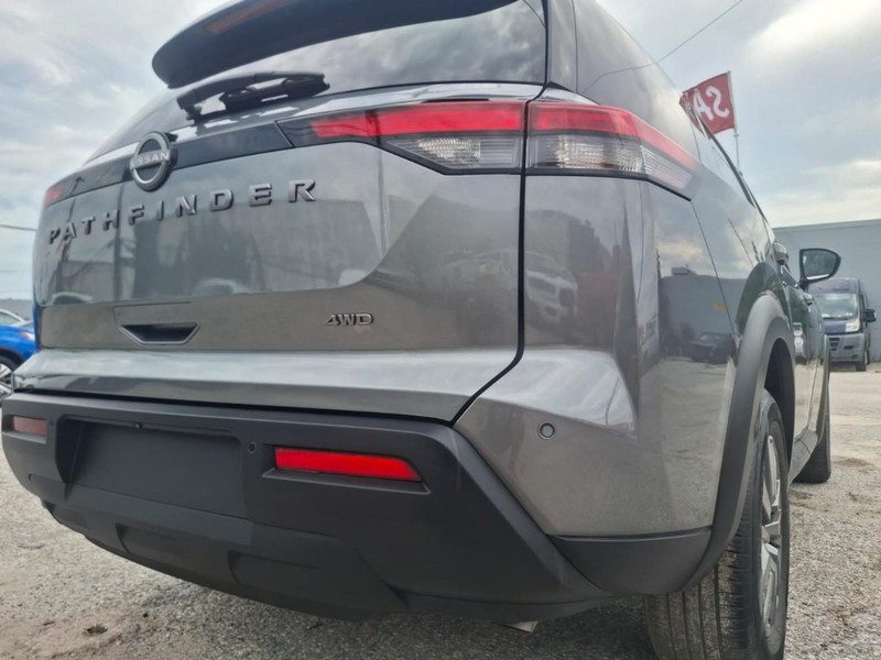 Nissan Pathfinder Vehicle Full-screen Gallery Image 12