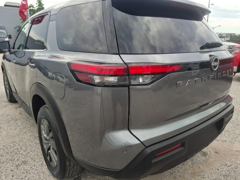 Nissan Pathfinder Vehicle Full-screen Gallery Image 13