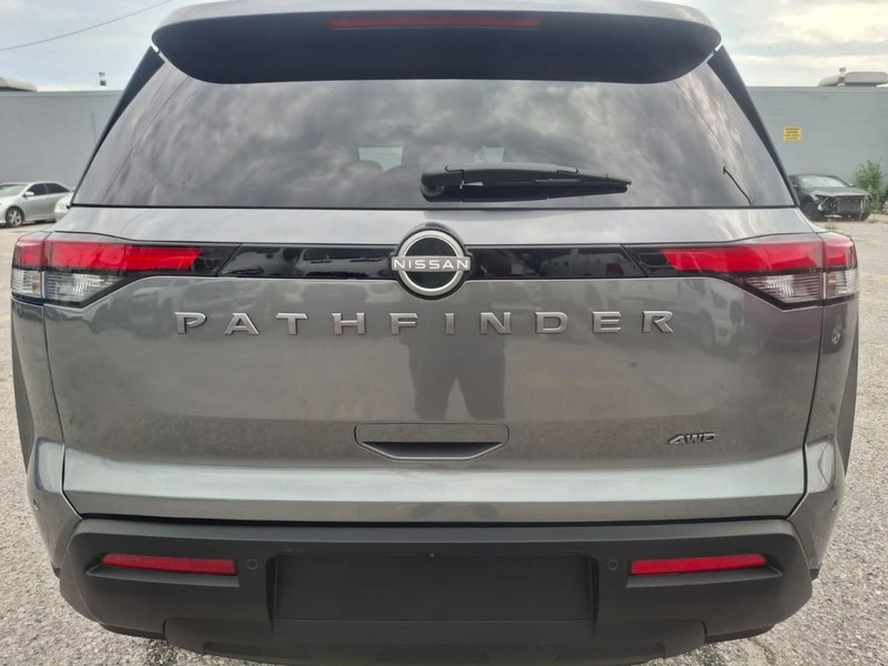 Nissan Pathfinder Vehicle Full-screen Gallery Image 14