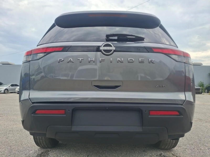 Nissan Pathfinder Vehicle Full-screen Gallery Image 15