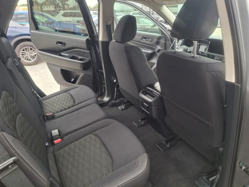 Nissan Pathfinder Vehicle Full-screen Gallery Image 16
