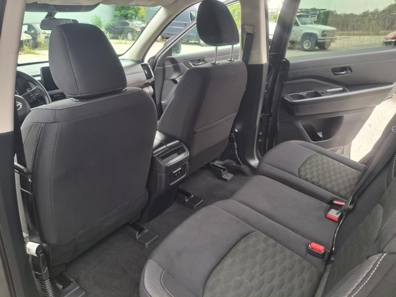 Nissan Pathfinder Vehicle Full-screen Gallery Image 17