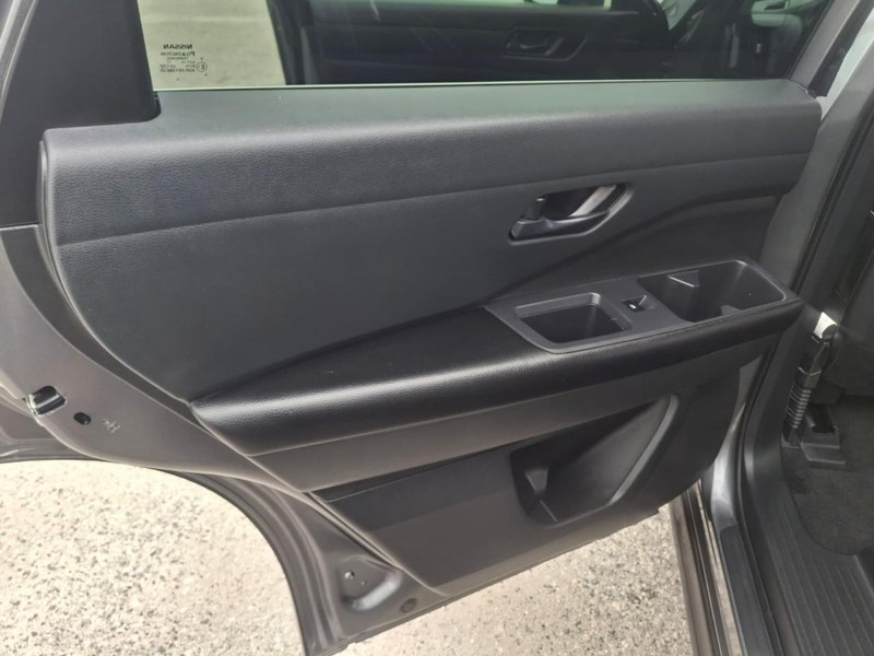 Nissan Pathfinder Vehicle Full-screen Gallery Image 18