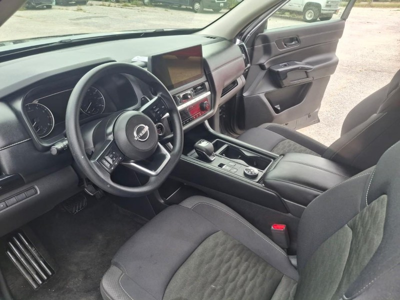 Nissan Pathfinder Vehicle Full-screen Gallery Image 21
