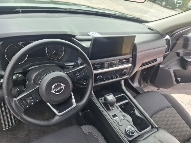 Nissan Pathfinder Vehicle Full-screen Gallery Image 22