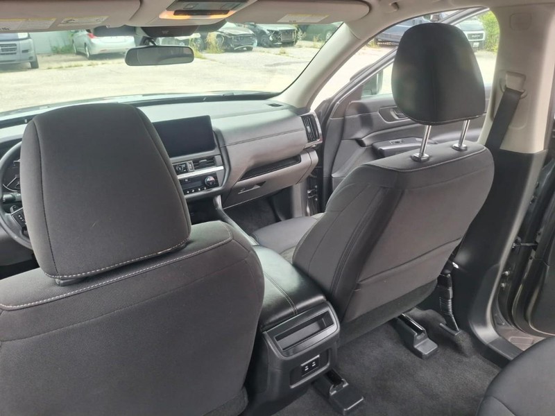 Nissan Pathfinder Vehicle Full-screen Gallery Image 23