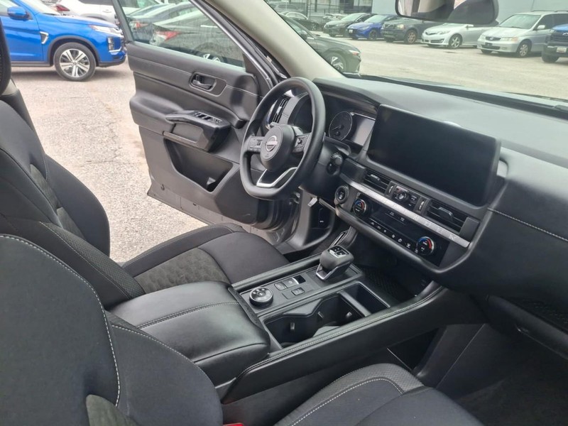 Nissan Pathfinder Vehicle Full-screen Gallery Image 24