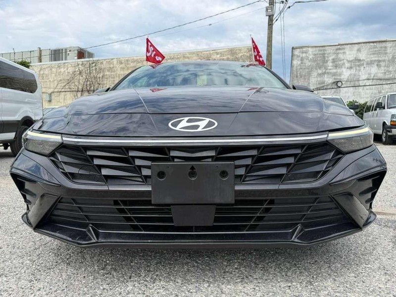Hyundai Elantra Vehicle Full-screen Gallery Image 2