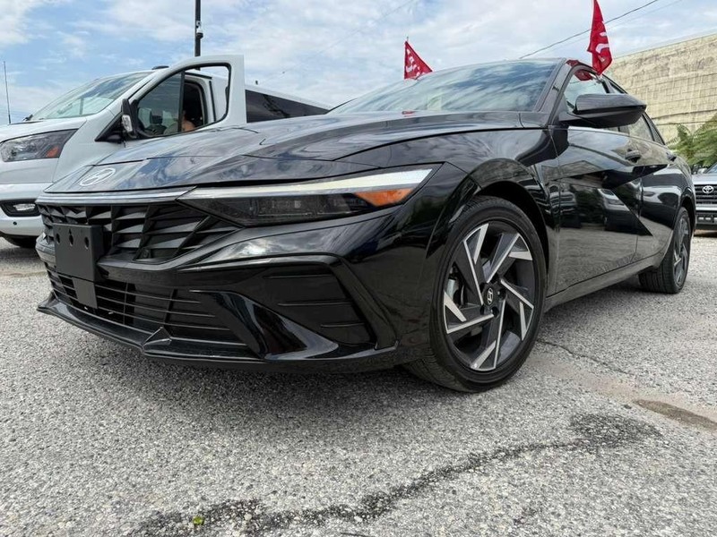 Hyundai Elantra Vehicle Full-screen Gallery Image 3