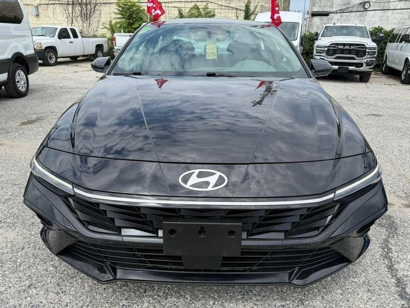 Hyundai Elantra Vehicle Full-screen Gallery Image 4