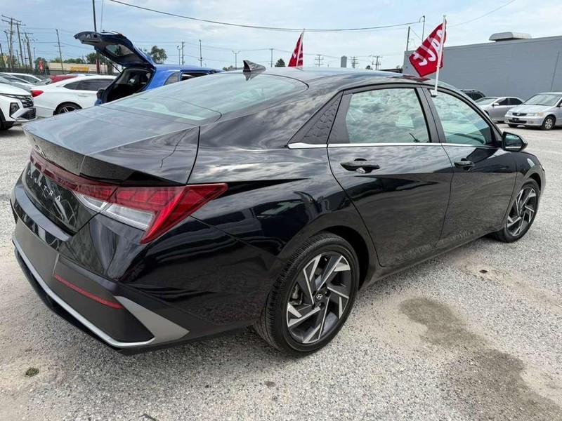 Hyundai Elantra Vehicle Full-screen Gallery Image 5