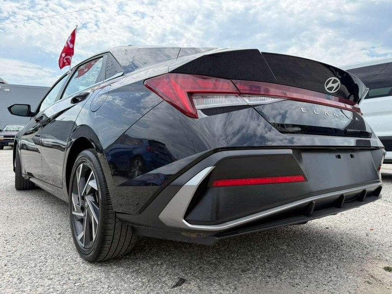 Hyundai Elantra Vehicle Full-screen Gallery Image 8