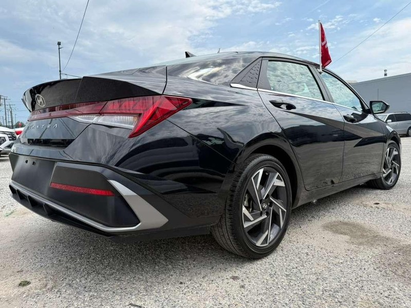 Hyundai Elantra Vehicle Full-screen Gallery Image 9