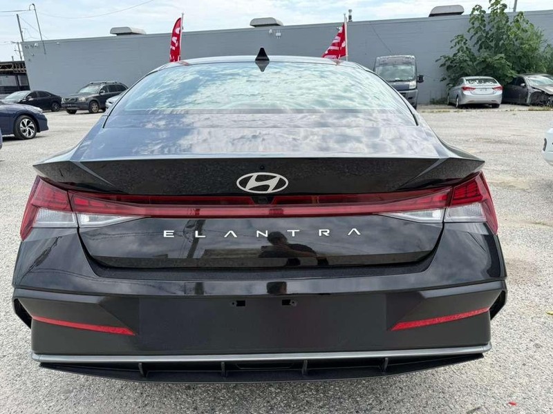 Hyundai Elantra Vehicle Full-screen Gallery Image 10