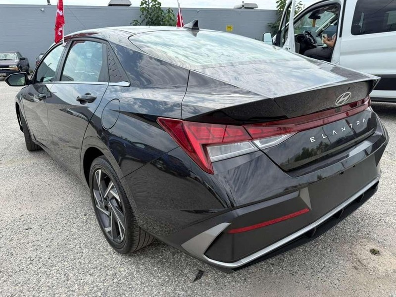Hyundai Elantra Vehicle Full-screen Gallery Image 11