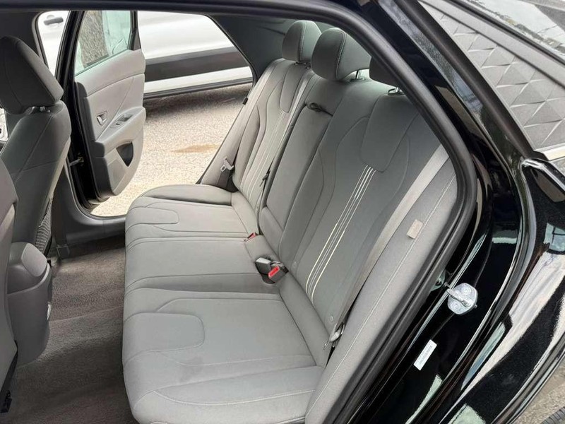 Hyundai Elantra Vehicle Full-screen Gallery Image 12