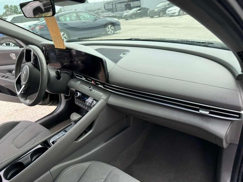 Hyundai Elantra Vehicle Full-screen Gallery Image 13