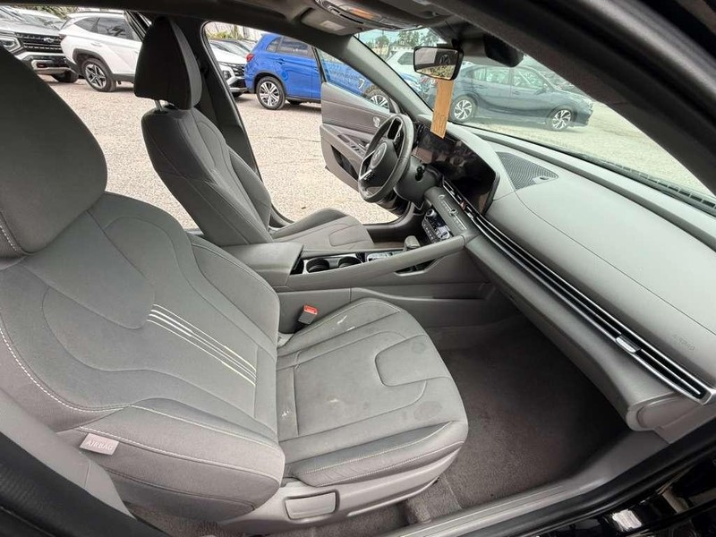 Hyundai Elantra Vehicle Full-screen Gallery Image 15