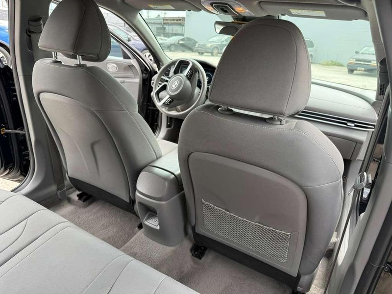 Hyundai Elantra Vehicle Full-screen Gallery Image 16