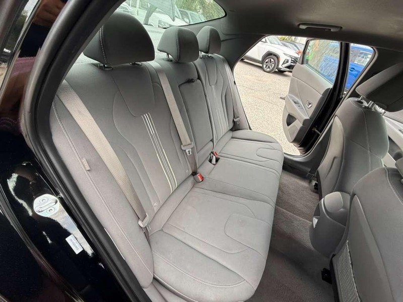 Hyundai Elantra Vehicle Full-screen Gallery Image 17