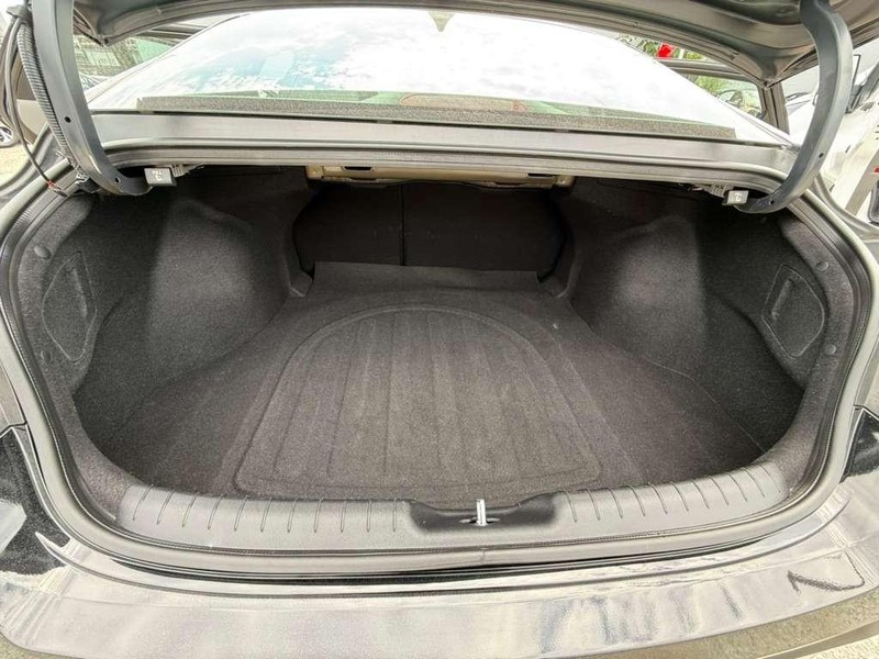 Hyundai Elantra Vehicle Full-screen Gallery Image 18