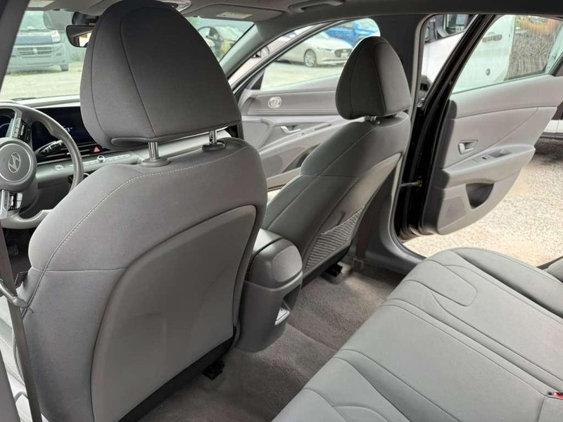 Hyundai Elantra Vehicle Full-screen Gallery Image 19