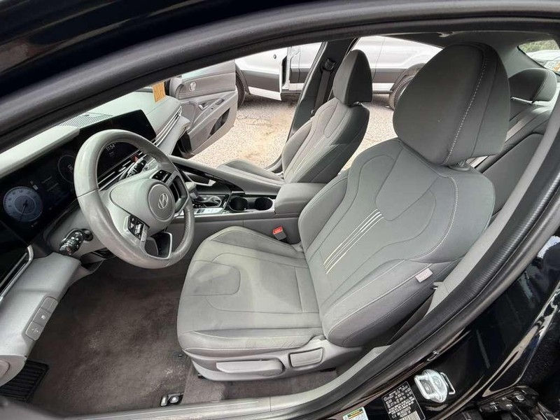 Hyundai Elantra Vehicle Full-screen Gallery Image 20