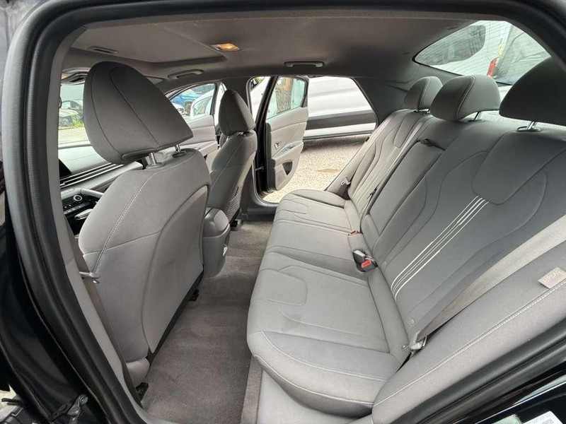 Hyundai Elantra Vehicle Full-screen Gallery Image 21