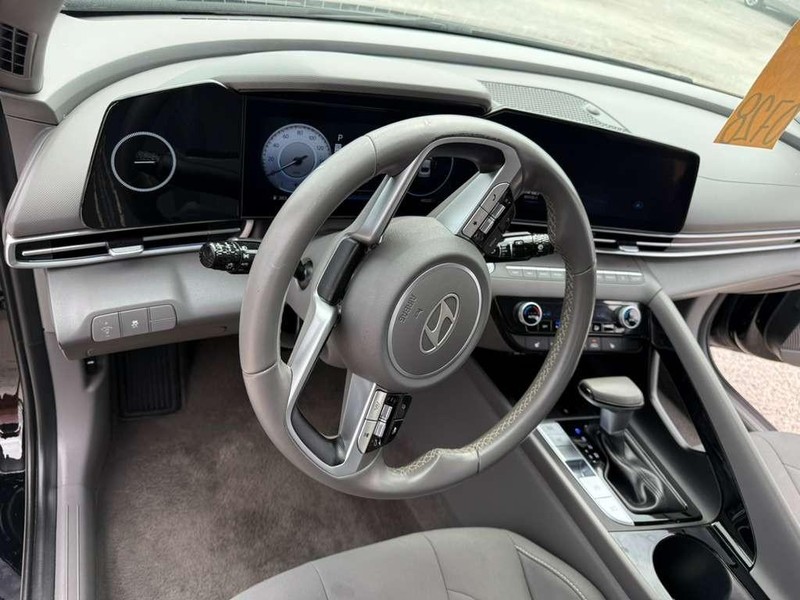 Hyundai Elantra Vehicle Full-screen Gallery Image 22