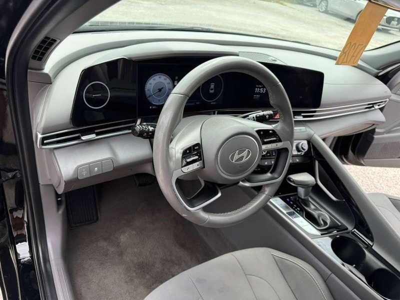 Hyundai Elantra Vehicle Full-screen Gallery Image 23