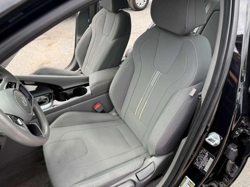 Hyundai Elantra Vehicle Full-screen Gallery Image 24