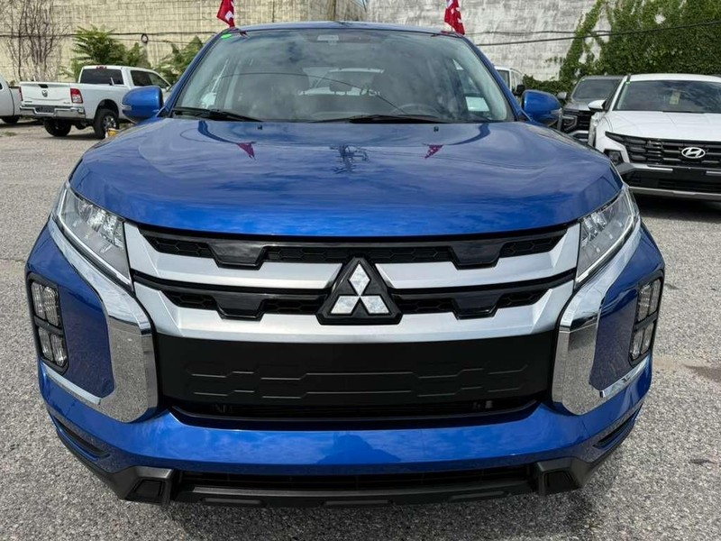 Mitsubishi Outlander Sport Vehicle Full-screen Gallery Image 2
