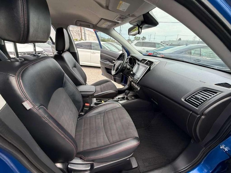 Mitsubishi Outlander Sport Vehicle Full-screen Gallery Image 9