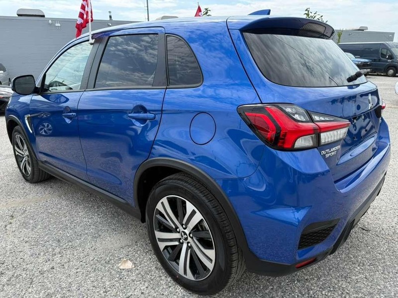 Mitsubishi Outlander Sport Vehicle Full-screen Gallery Image 12