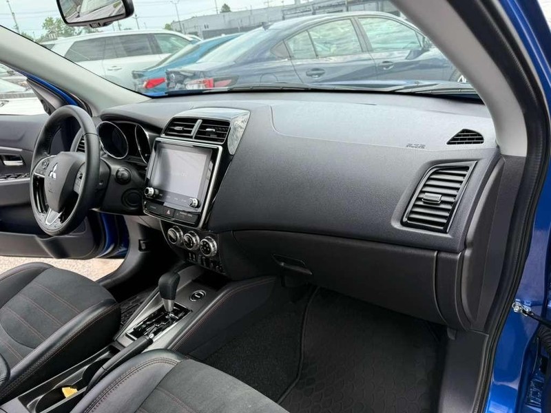 Mitsubishi Outlander Sport Vehicle Full-screen Gallery Image 14