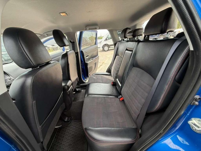 Mitsubishi Outlander Sport Vehicle Full-screen Gallery Image 16
