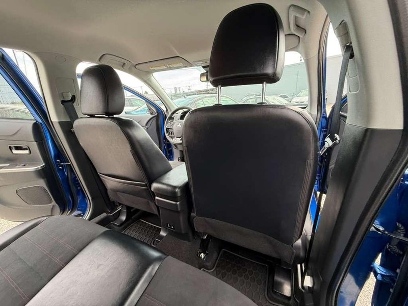 Mitsubishi Outlander Sport Vehicle Full-screen Gallery Image 17