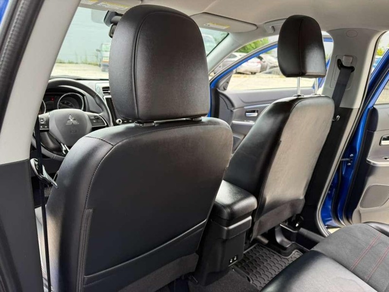 Mitsubishi Outlander Sport Vehicle Full-screen Gallery Image 21