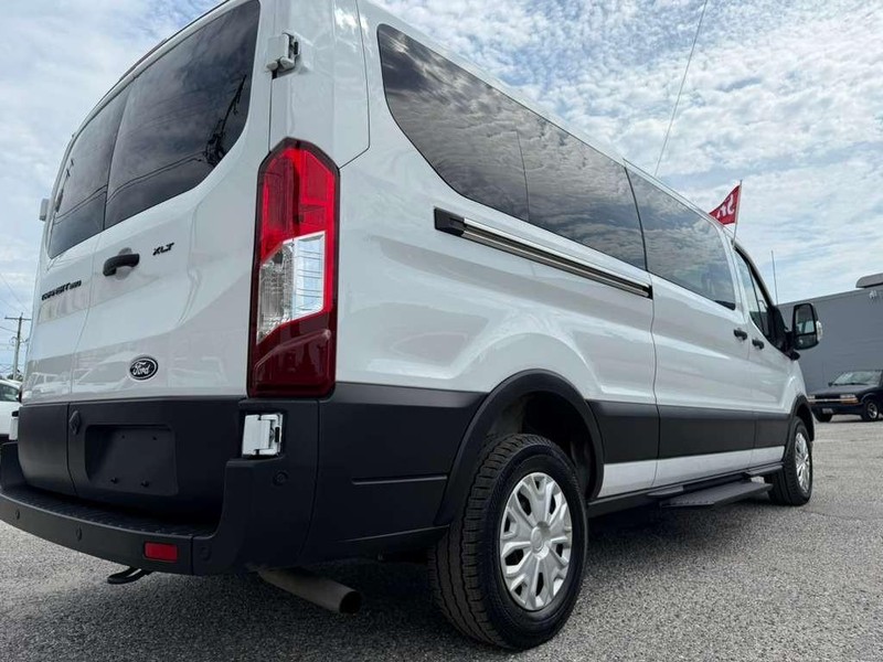 Ford Transit Passenger Wagon Vehicle Full-screen Gallery Image 10