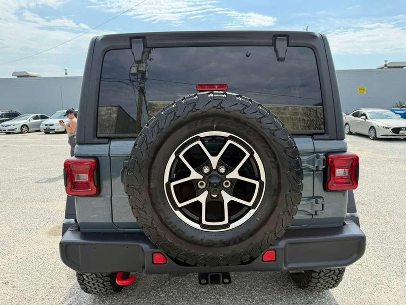 Jeep Wrangler Vehicle Full-screen Gallery Image 11