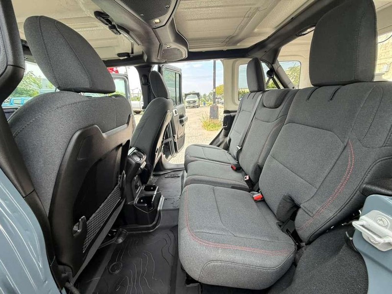 Jeep Wrangler Vehicle Full-screen Gallery Image 13