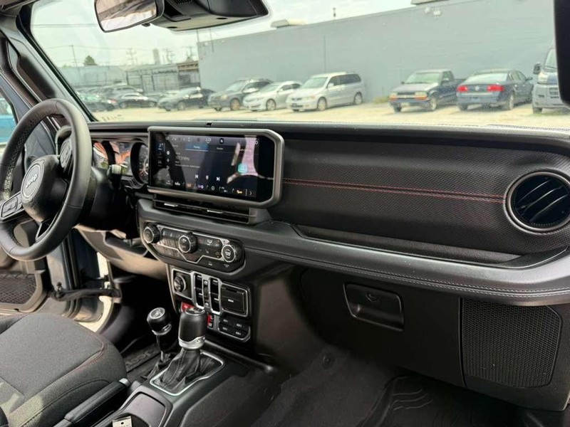 Jeep Wrangler Vehicle Full-screen Gallery Image 15