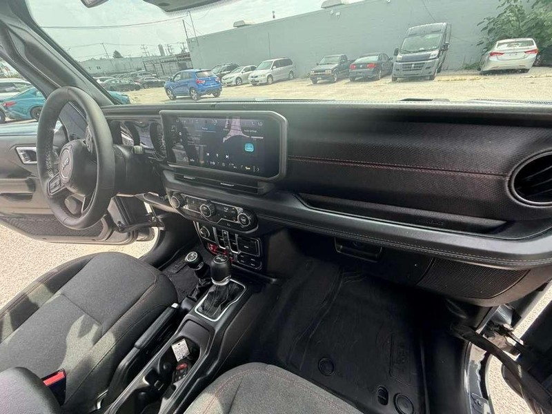 Jeep Wrangler Vehicle Full-screen Gallery Image 16