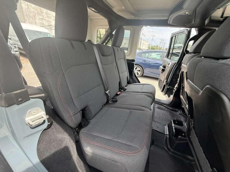 Jeep Wrangler Vehicle Full-screen Gallery Image 19